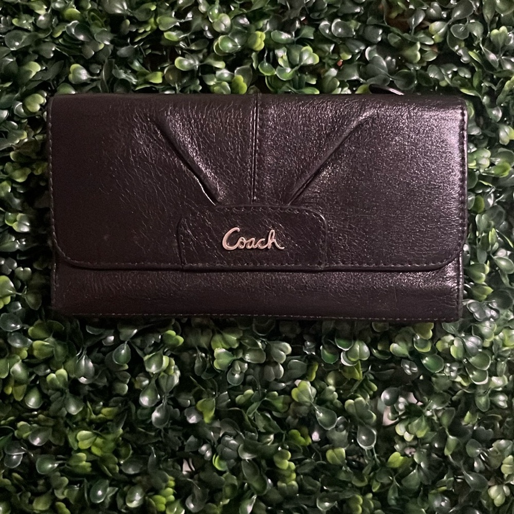 Coach leather wallet. Holds 13 cards (1 photo, 3 money pockets, 1 zipper pocket.